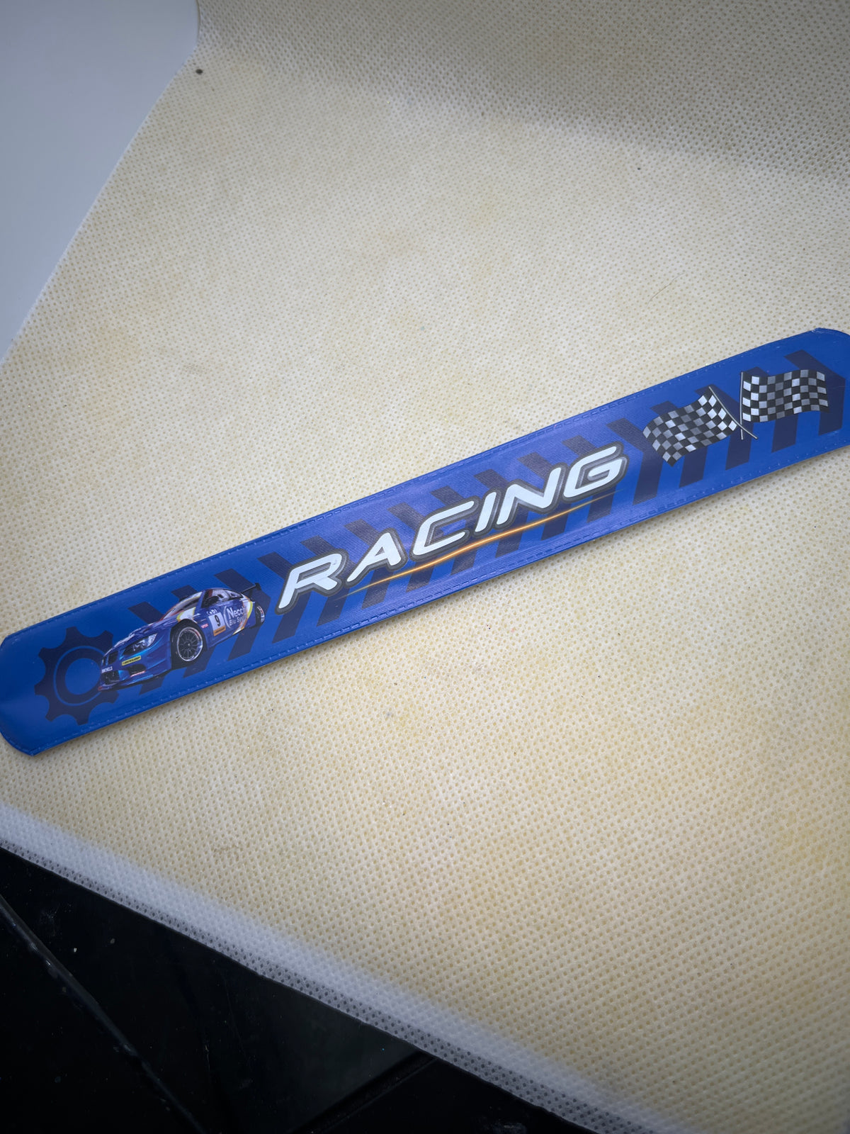 Bracelet claque voiture de course