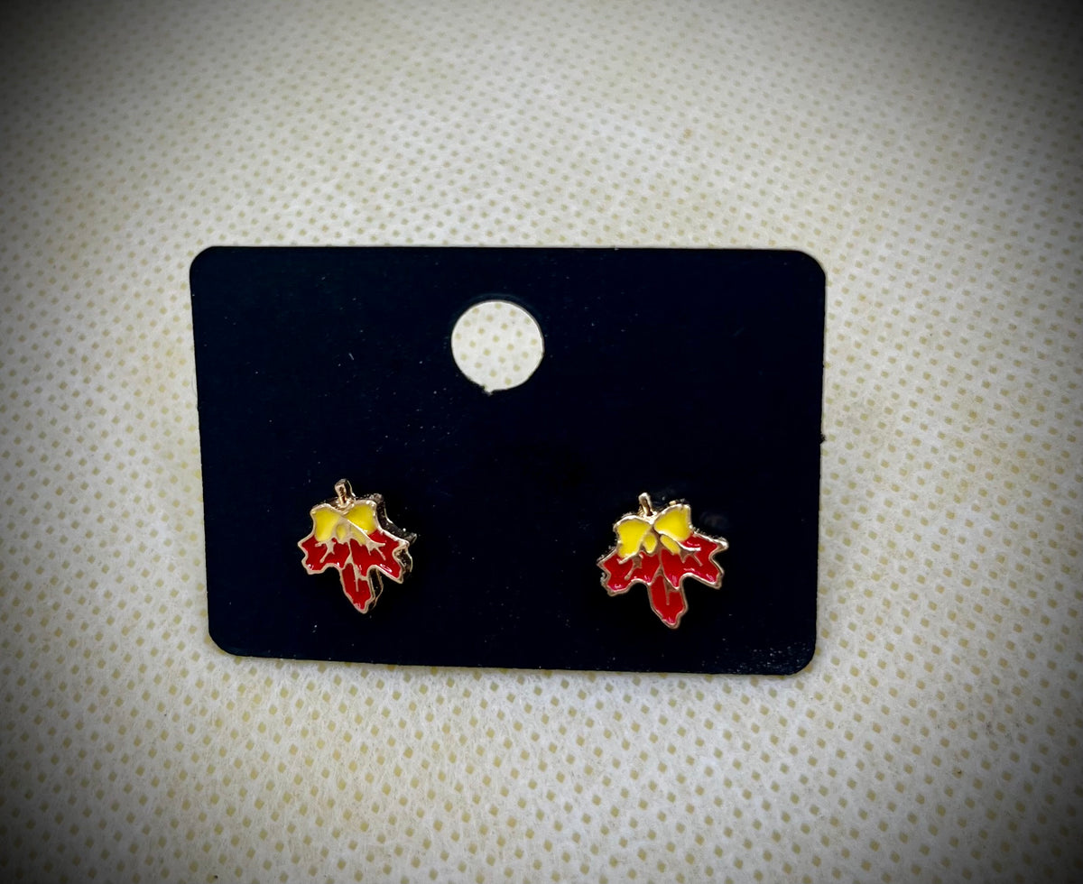 Boucles d'oreilles puces « Feuilles d'érable jaune et rouge »