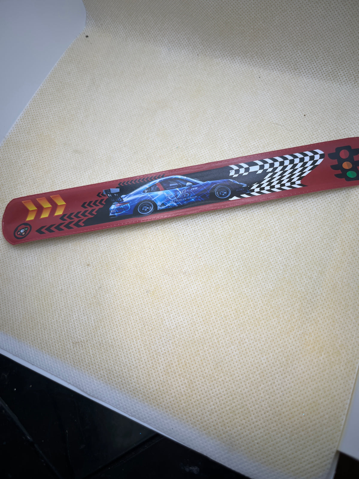 Bracelet claque voiture de course