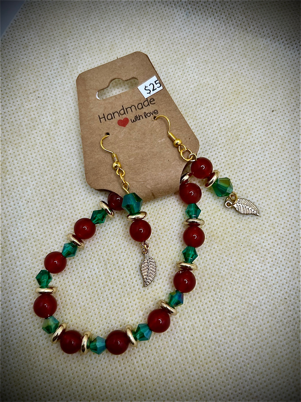 Ensemble festif de bracelet et boucles d'oreilles de Noël perlés