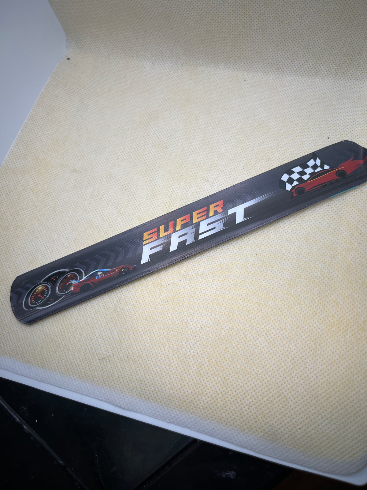 Bracelet claque voiture de course