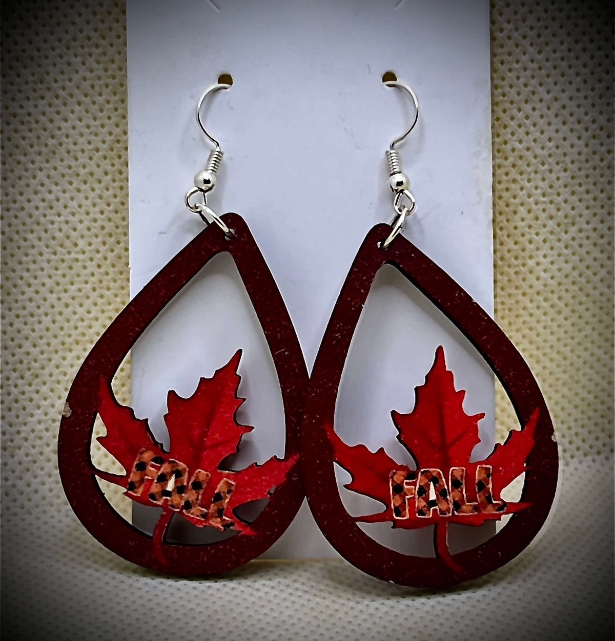 Boucles d'oreilles pendantes en forme de goutte d'eau en feuille d'érable sculptée en bois « Automne »